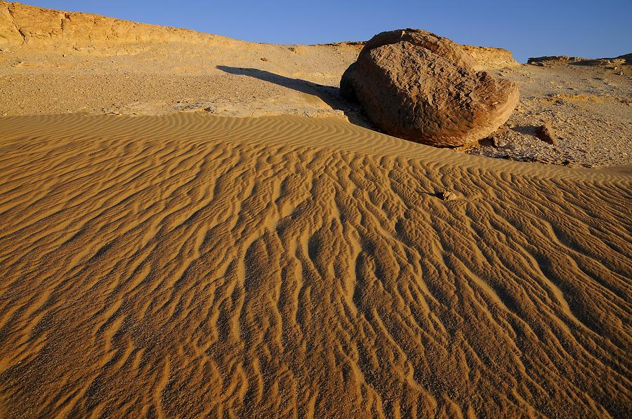 Desert near Al-Qasr - Sand Structure