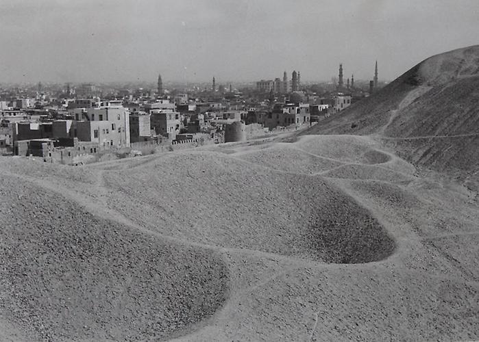 Kairo, Ägypten: Blick über Wüstendünen auf die Stadt. Um 1935. Photographie.