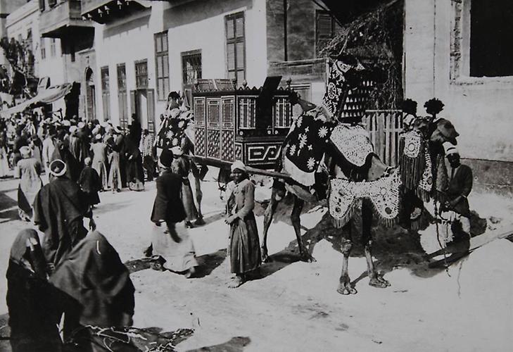 Kairo, Ägypten: Geschmückte Kamele am 'Fest des Propheten'. Um 1935. Photographie