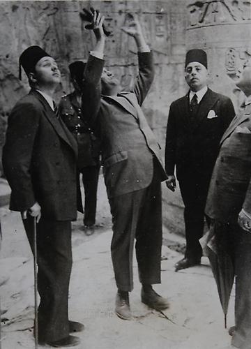 Luxor, Ägypten: König Faruq I. von Ägypten (links) besichtigt den altägyptischen Tempel. Jänner 1937. Photographie