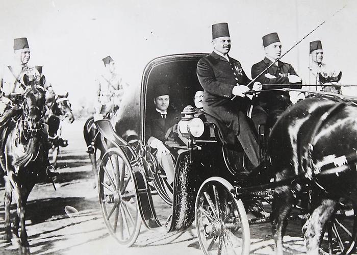 Kairo, Ägypten: König Faruq I. von Ägypten in Begleitung des Ministerpräsidenten Nahas Pasha bei der Abnahme einer Parade der