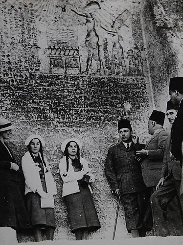 El Gabad, Ägypten: Besuch von König Faruq I. von Ägypten mit seinen beiden Schwestern bei den Pyramiden in der Nähe von El Gabad am oberen Nil. Jänner 1937. Photographie