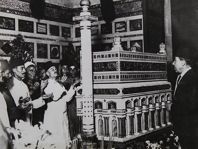 Kairo, Ägypten: Wallfahrer im Gebet am Sarg von König Fuad I. von Ägypten in der El Rifai-Moschee. Mai 1936. Photographie