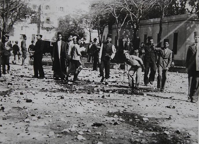 Kairo, Ägypten: Studenten der Dar-el-Ouloum-Schule werfen während der Unruhen mit Steinen auf die Polizei. Februar 1936. Photographie