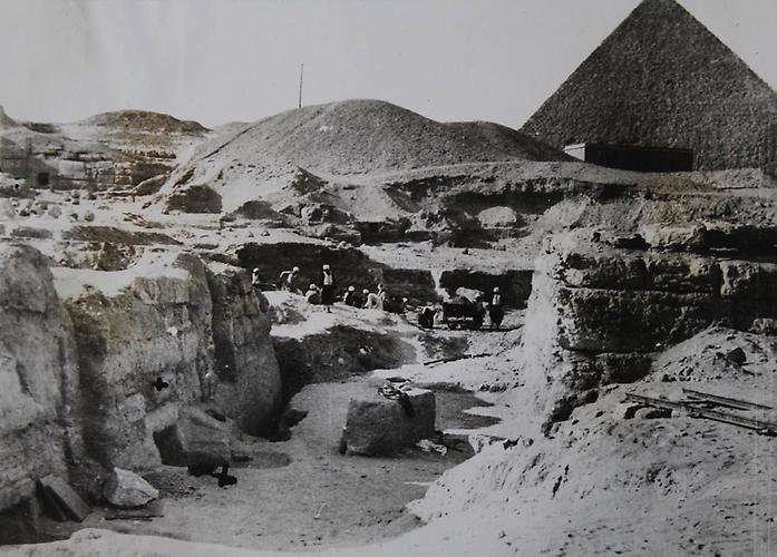 Kairo, Ägypten: Entdeckung des Grabs einer Königin der vierten Dynastie durch Prof. Selim Hassan von der Egyptian Archaeological Society in der Nähe der Pyramiden. April 1936.