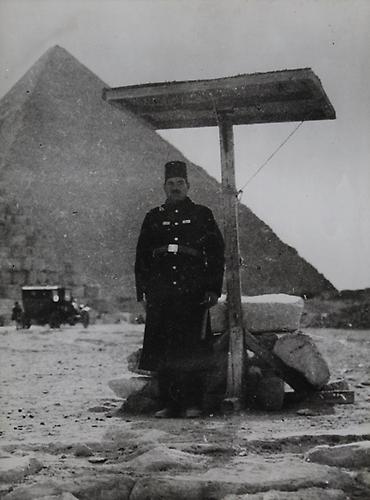 Kairo, Ägypten: Verkehrspolizist bei den Pyramiden von Gizeh. 1936. Photographie