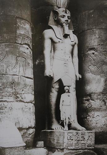 Luxor, Ägypten: Königin Astrid von Belgien vor der Riesenstatue von Pharao Ramses II. 1934. Photographie
