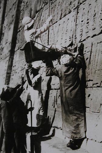 Luxor, Ägypten: Königin Astrid von Belgien entziffert Hieroglyphen an einer der Pyramiden. 1934. Photographie