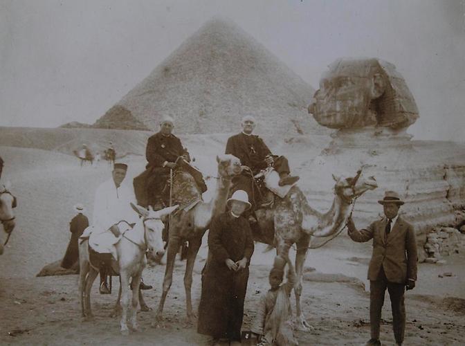 Kairo, Ägypten: Touristen vor der Sphinx und den Pyramiden von Gizeh. Um 1930. Photographie