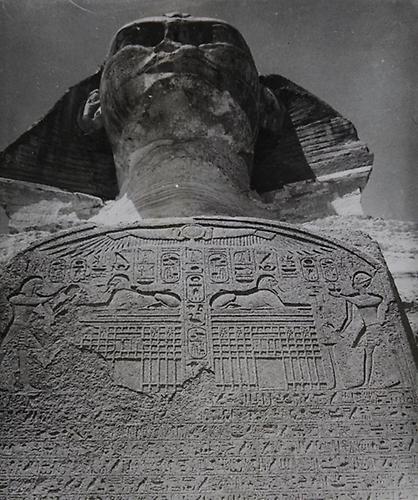 Kairo, Ägypten: Die große Sphinx von Gizeh, im Vordergrund die Stele mit Hieroglyphen. 1934. Photographie
