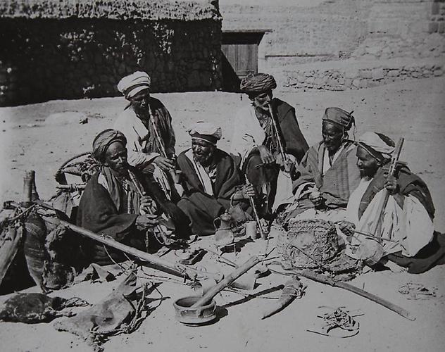Ägypten: Beduinen bei der Abhaltung einer Versammlung in einem ägyptischen Dorf. Um 1930. Photographie
