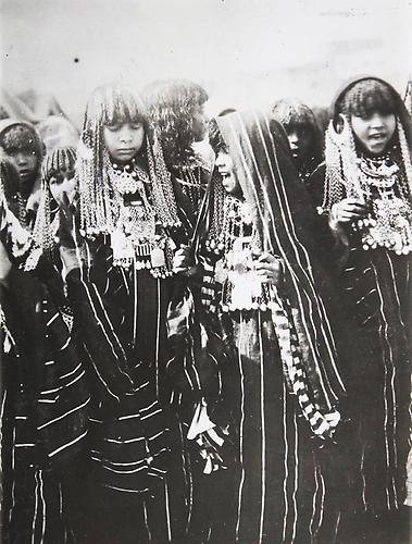 Ägypten: Nomadenfrauen mit ihren mit schwerem Goldschmuck gezierten Haartrachten bei einem Fest. Um 1930. Photographie