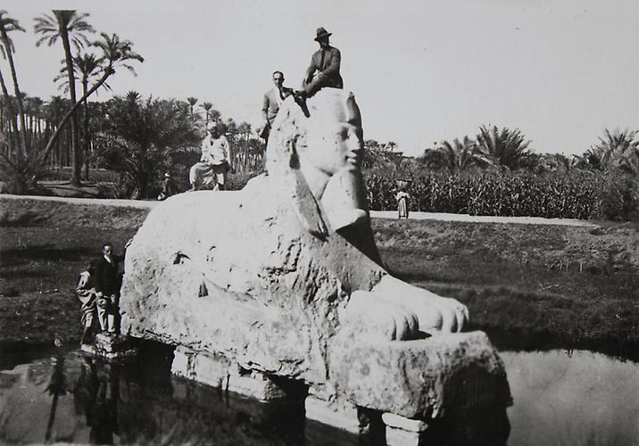 Ägypten: Touristen auf einer der altägyptischen Statuen. Um 1930. Photographie