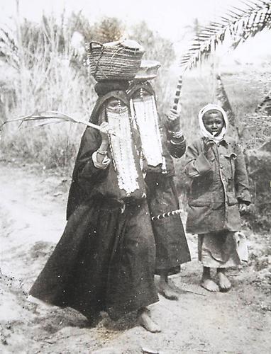 Ägypten: Sudanesische Frauen in ihrer eigentümlichen Tracht am Rand eines ägyptischen Zuckerrübenfelds. Um 1930. Photographie