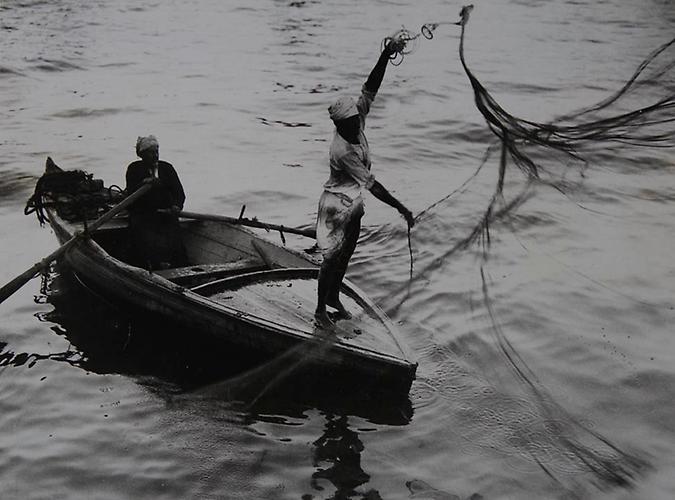 Alexandria, Ägypten: Ägyptische Fischer werfen ihre Netze aus. 1936. Photographie