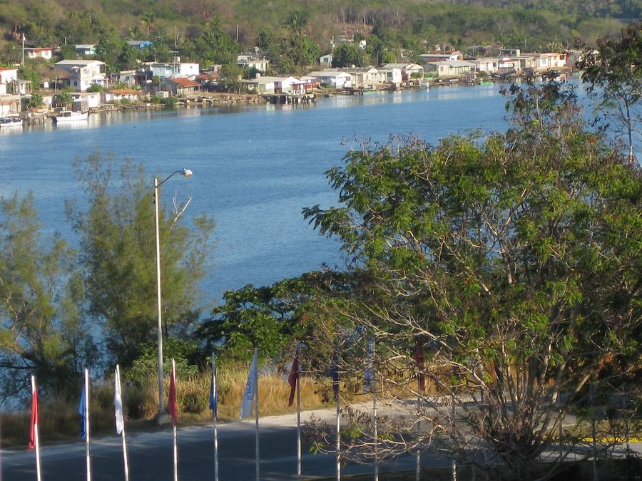 Cienfuegos - Hotel Pasacabello - Blick vom Garten zum Buchtanfang