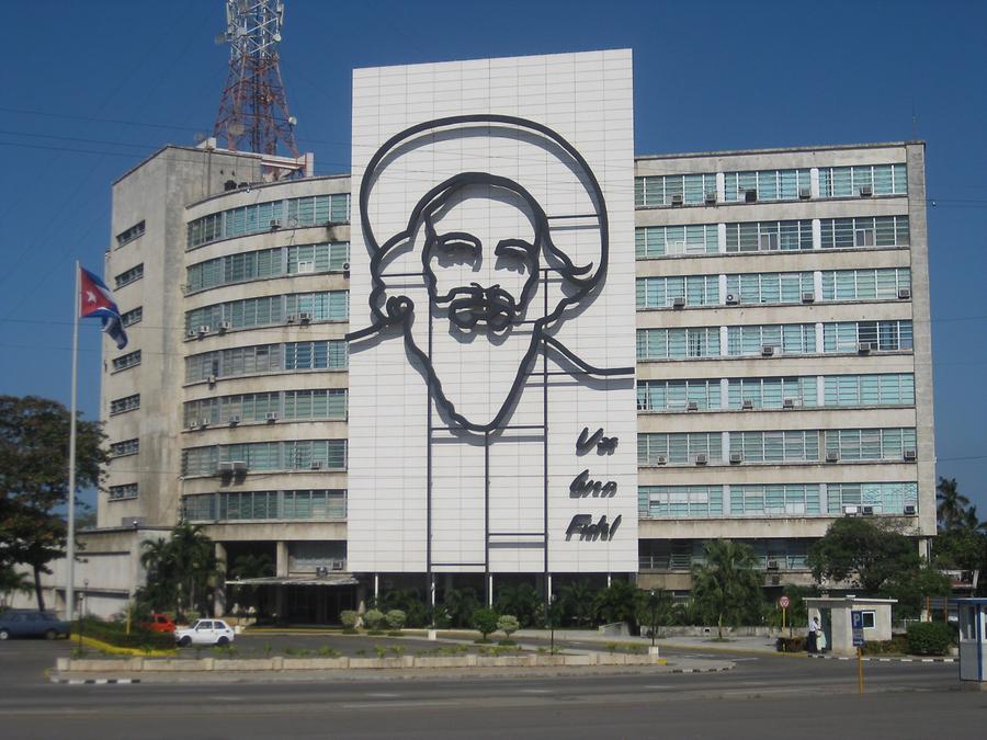 Havanna - Plaza de la Revolution - Camillo Cienfuegos-Wandrelief am Kommunikationsministerium