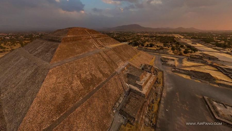 Pyramid of the Sun at sunset