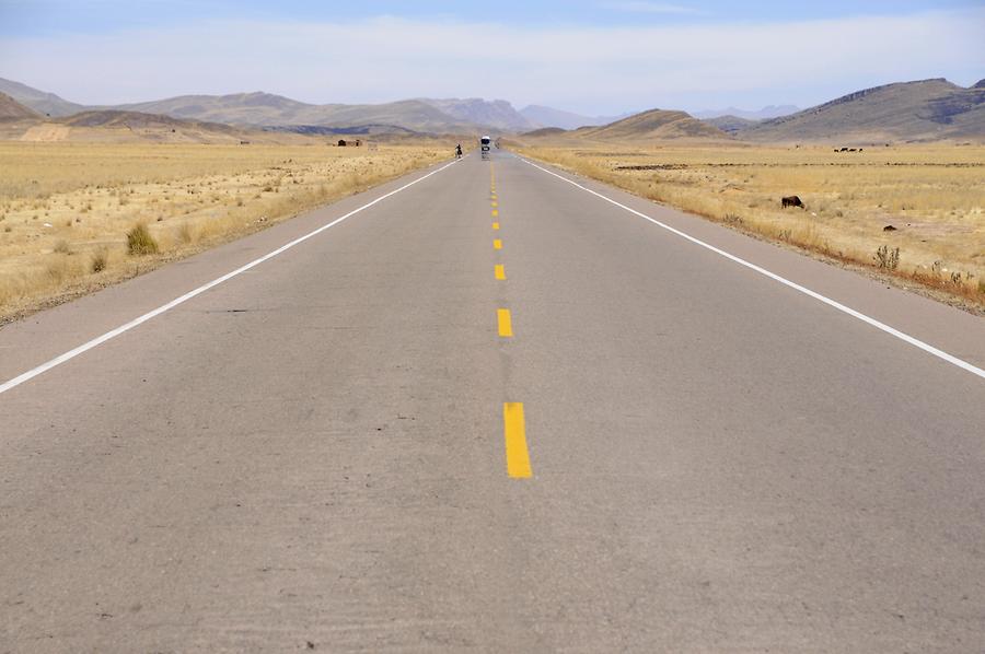Altiplano - Road near Ayaviri