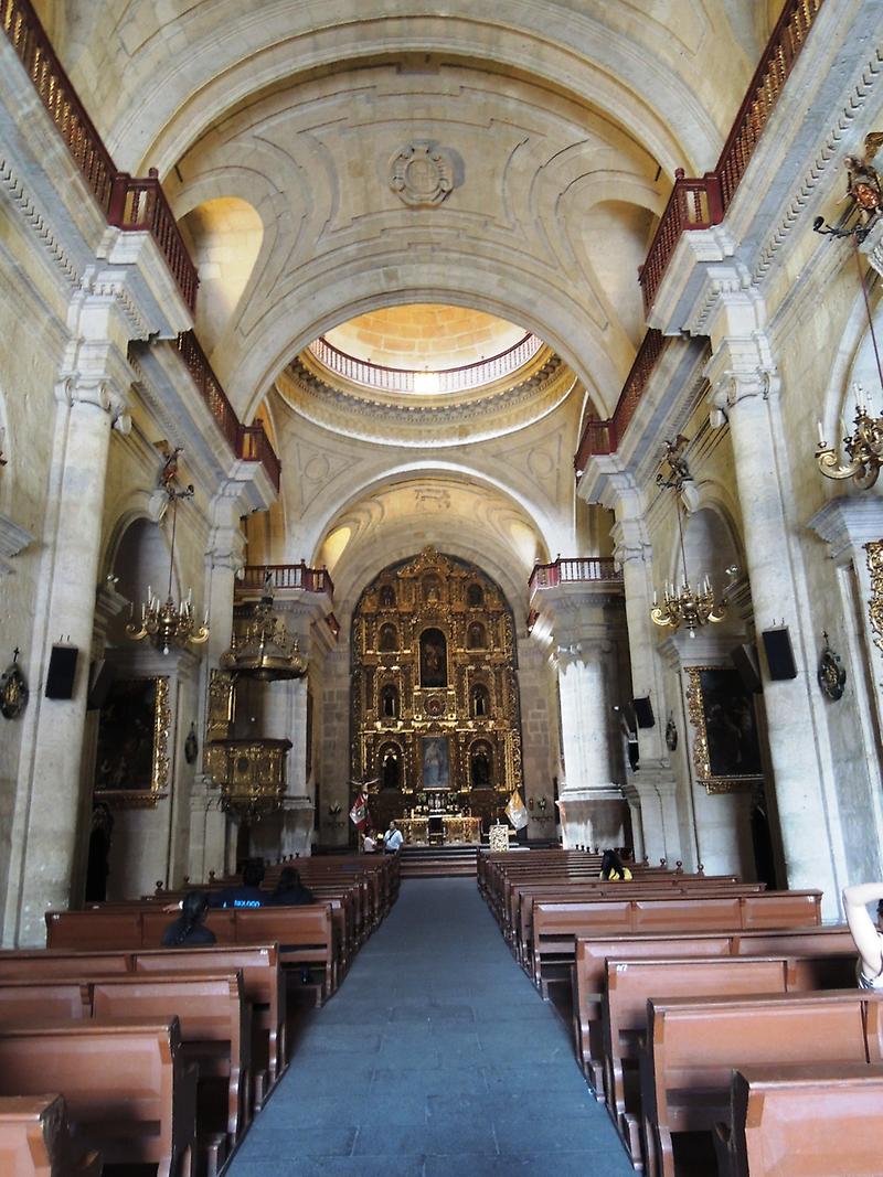 Iglesia la Campania de Jesu, view from the inside