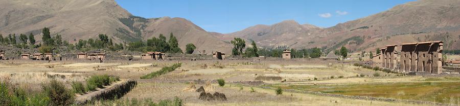 Raqchi archaeological site Peru (overview)., Photo: AgainErick. Aus: Wikicommons 