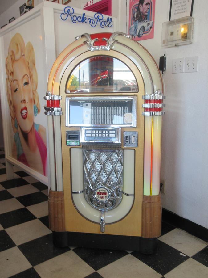 Kingman - Mr. D'z Route 66 Diner - Music Box