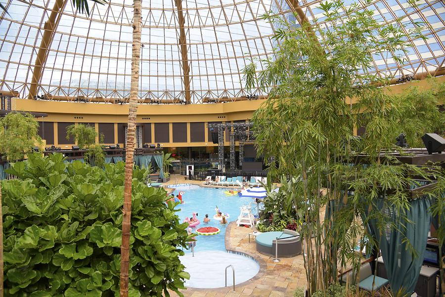 Atlantic City - Harrah's Resort; Pool