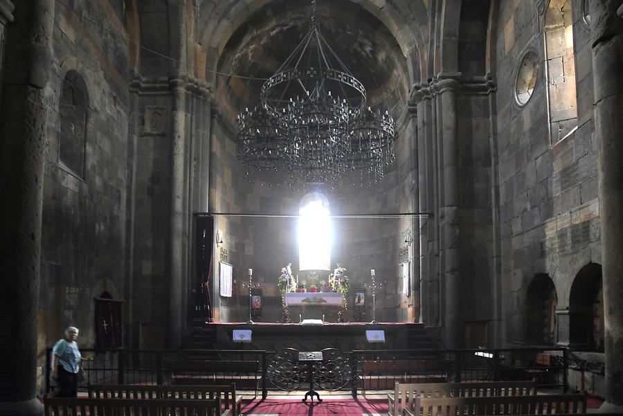 Hovhannavank - Inside; Altar