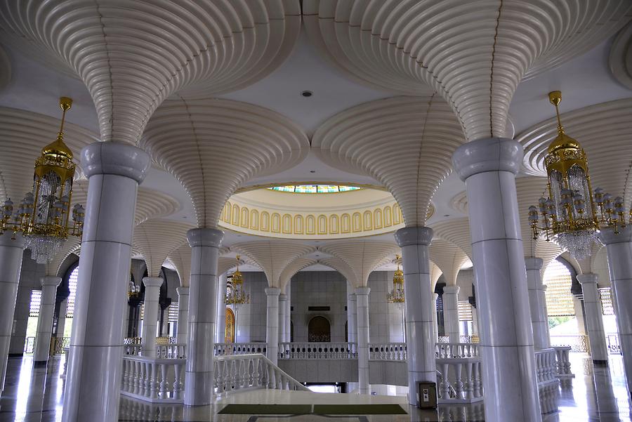 Jame' Asr Hassanil Bolkiah Mosque - Inside