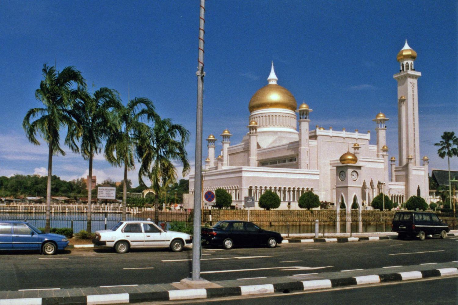 Малайзия бруней. Дворец Султана Брунея. Бандар-сери-Бегаван женщины. Кампонг айр Бруней.
