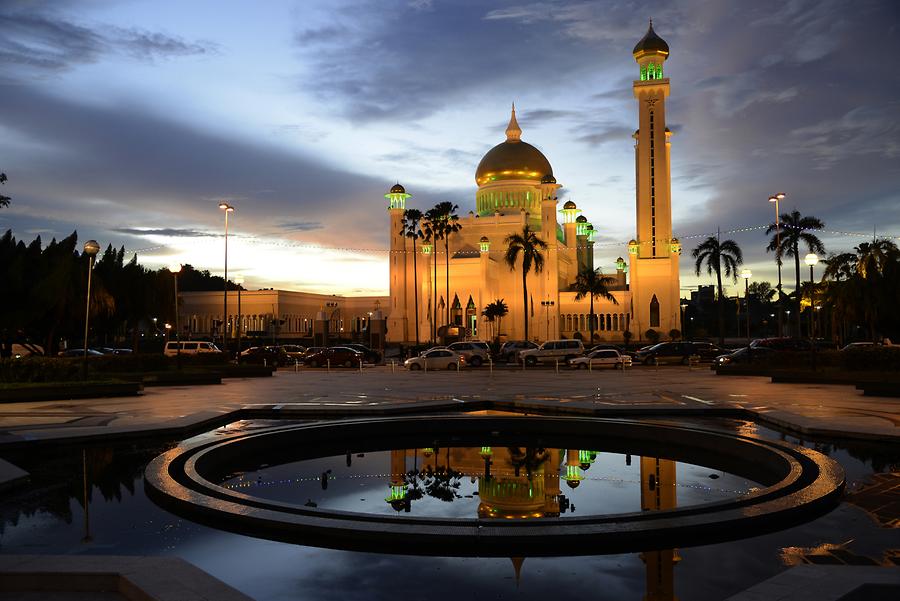 Bandar Seri Bewagan - Omar Ali Saifuddien Mosque at Sunset