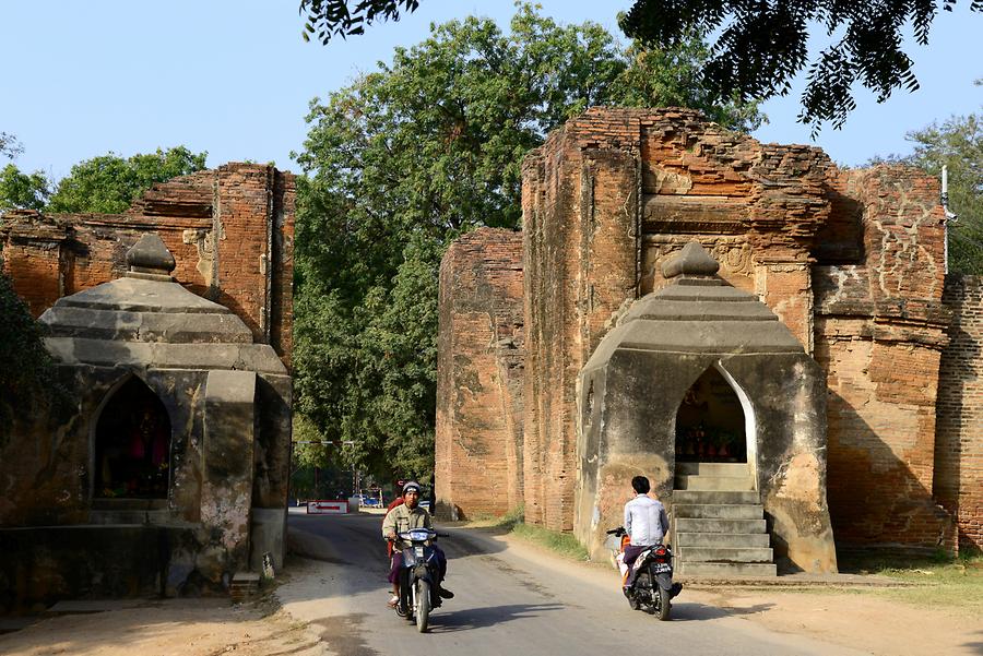 Tharabar Gate Old Bagan