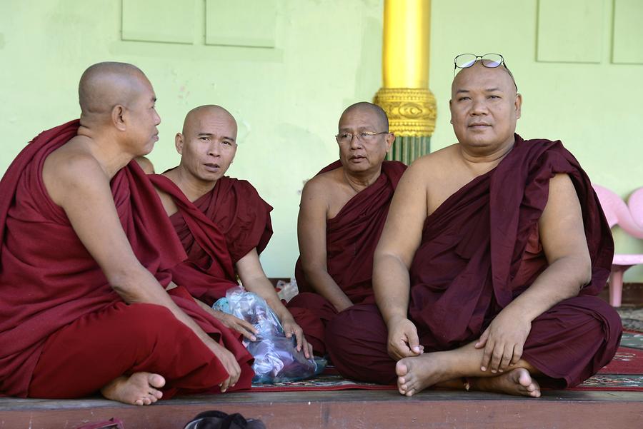 Monks Shwedagon