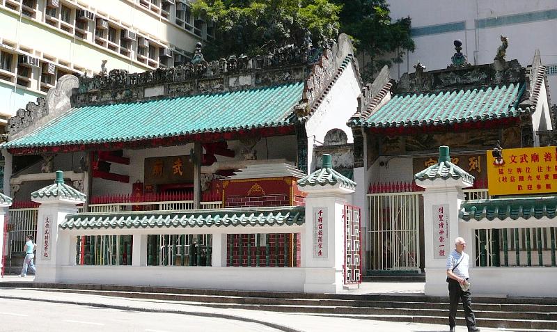 Man Mo Temple is for the worship of the civil god Man Tai and the martial god Mo Tai