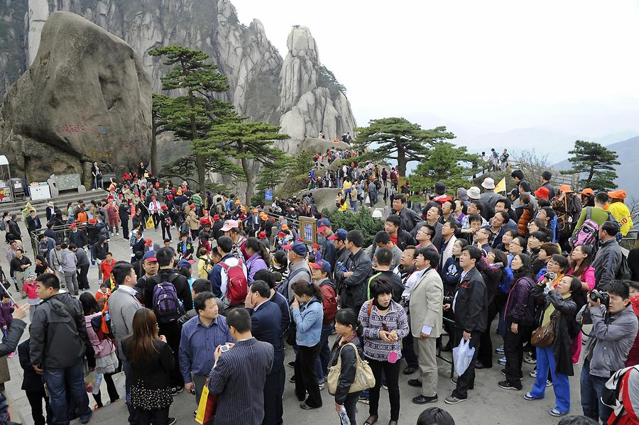 Huang Shan - Yuping Upper Terminus; Tourist Scrum