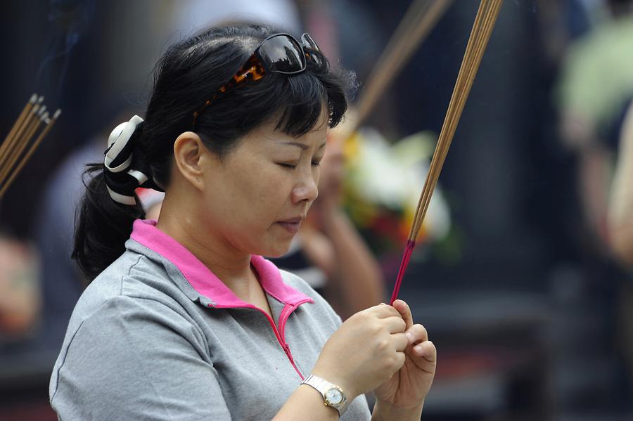 Longshan Temple - Believers