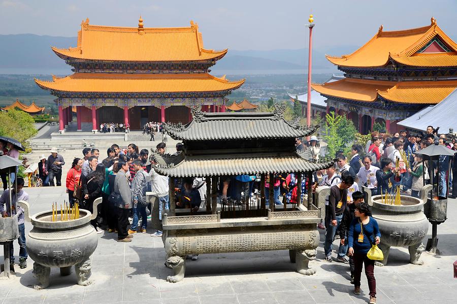Dali - Chongsheng Temple, Believers