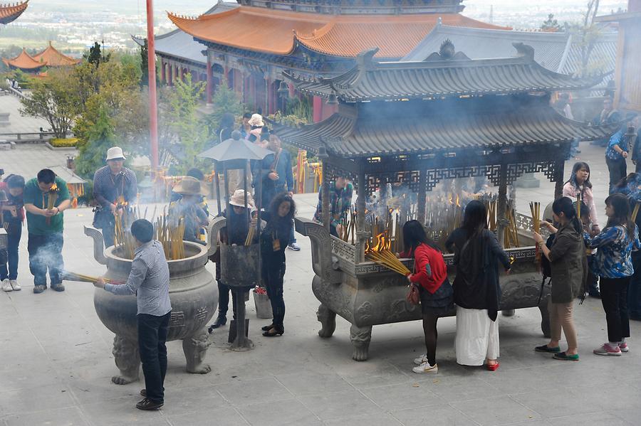 Dali - Chongsheng Temple, Believers
