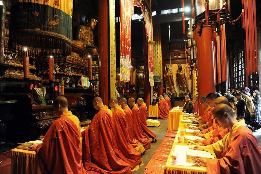 Jade Buddha Temple - Reading Monks