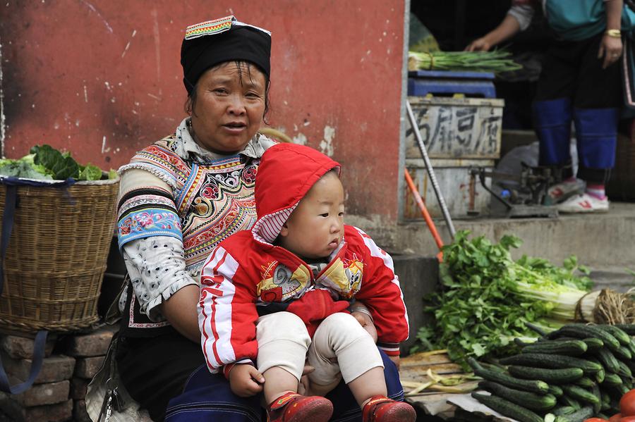 Duoyishu - Market, Hani Woman with Child