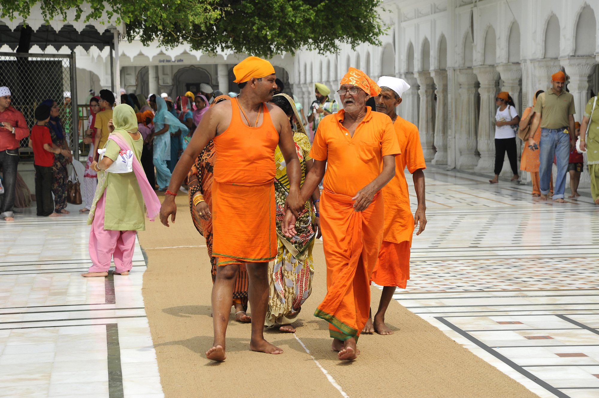 Golden Temple Pilgrims (3) Amritsar Pictures India in GlobalGeography