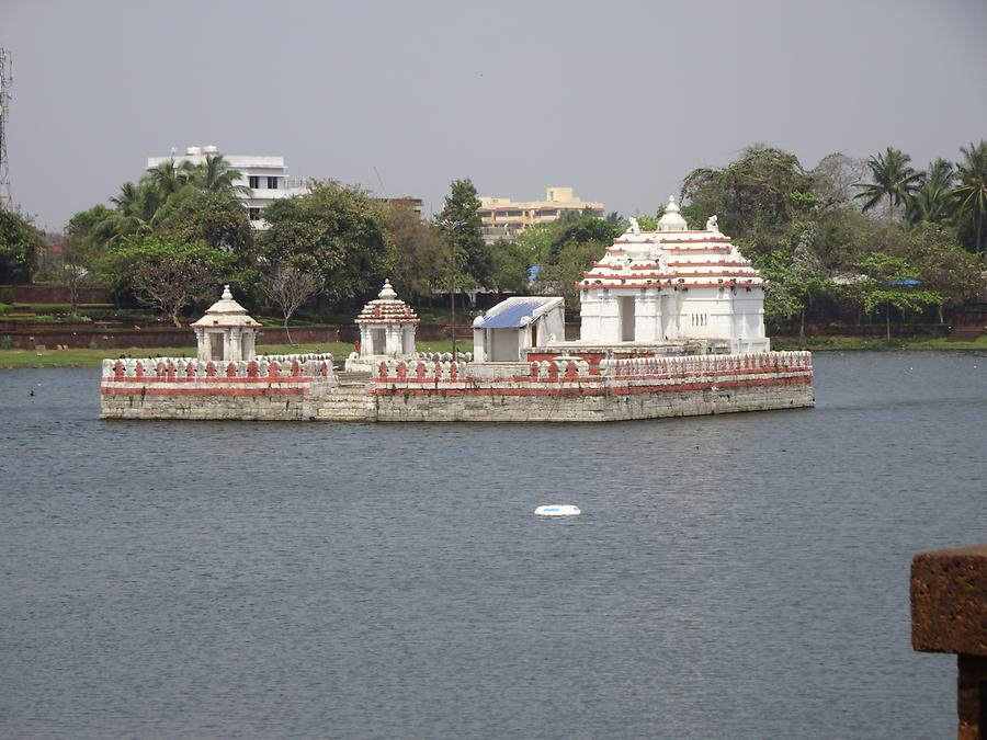 Bhubaneswar - Bindusagar Lake and Temple