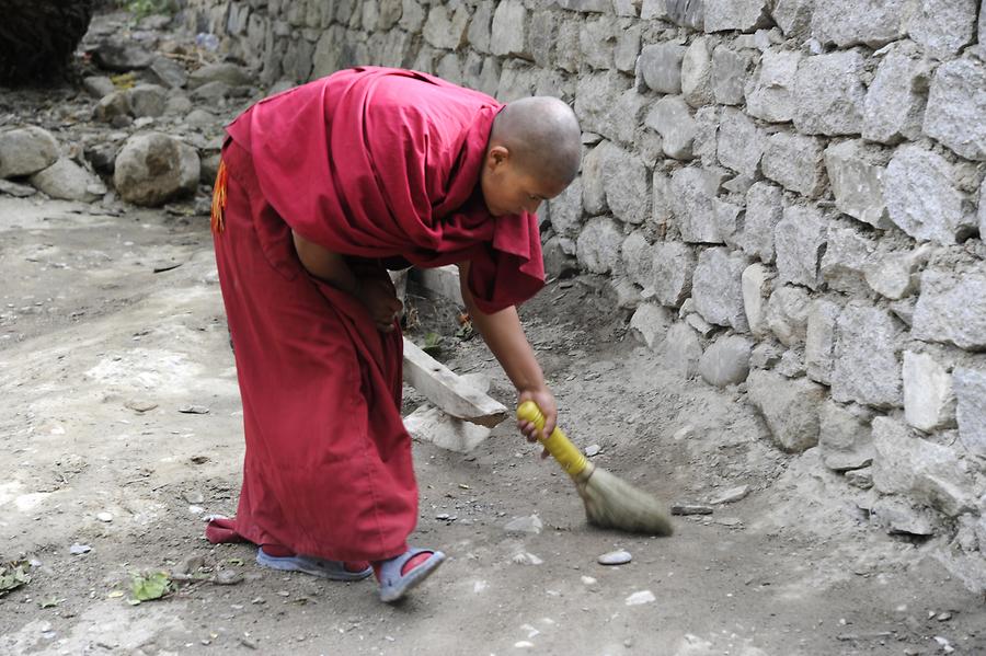 Chomoling Monastery - Nun