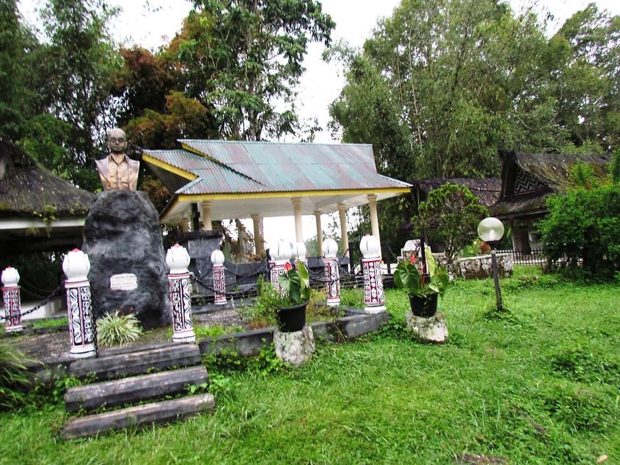 Memorial to King Raja Moga