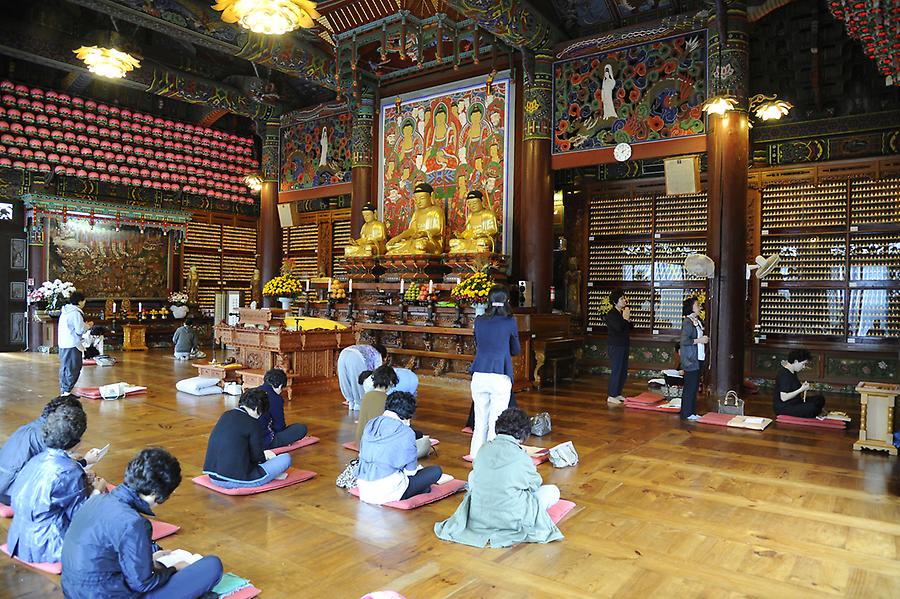 Inside Bong eun temple (3)