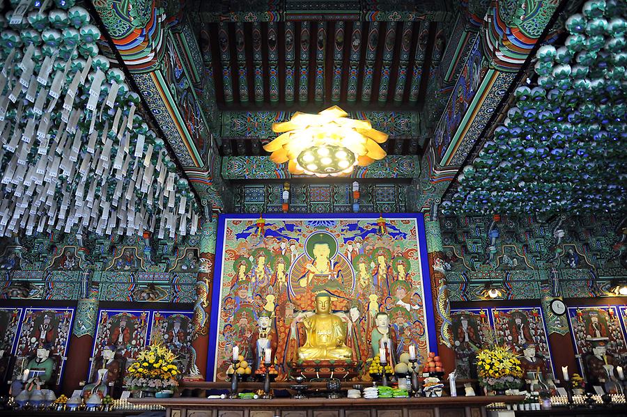 Inside Bong eun temple (5)