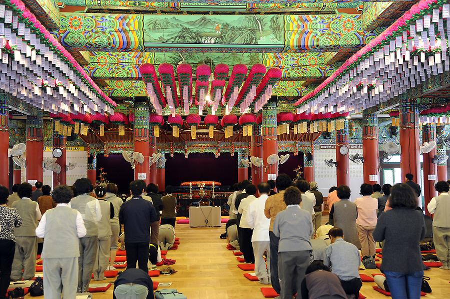 Ceremony at the Tongdo Tempel