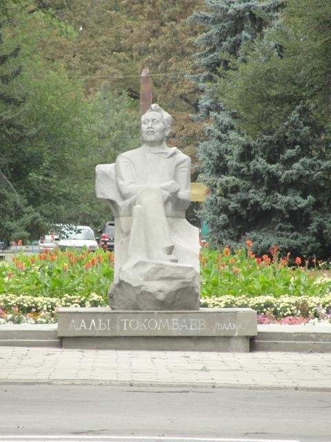 Statue of Aaly Tokombaev
