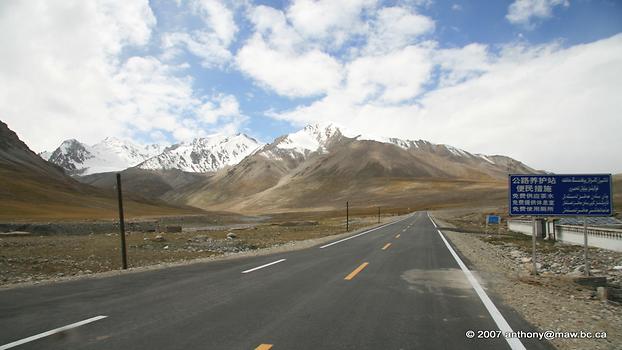 Karakoram Highway, Photo: Anthony Maw, from Wikicommons 