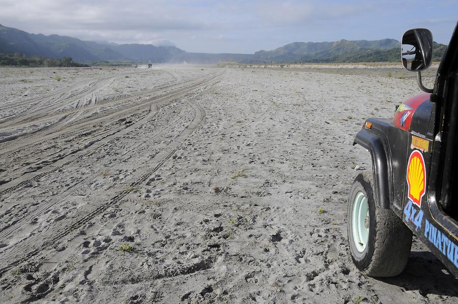 Drive to the crater of Mount Pinatubo